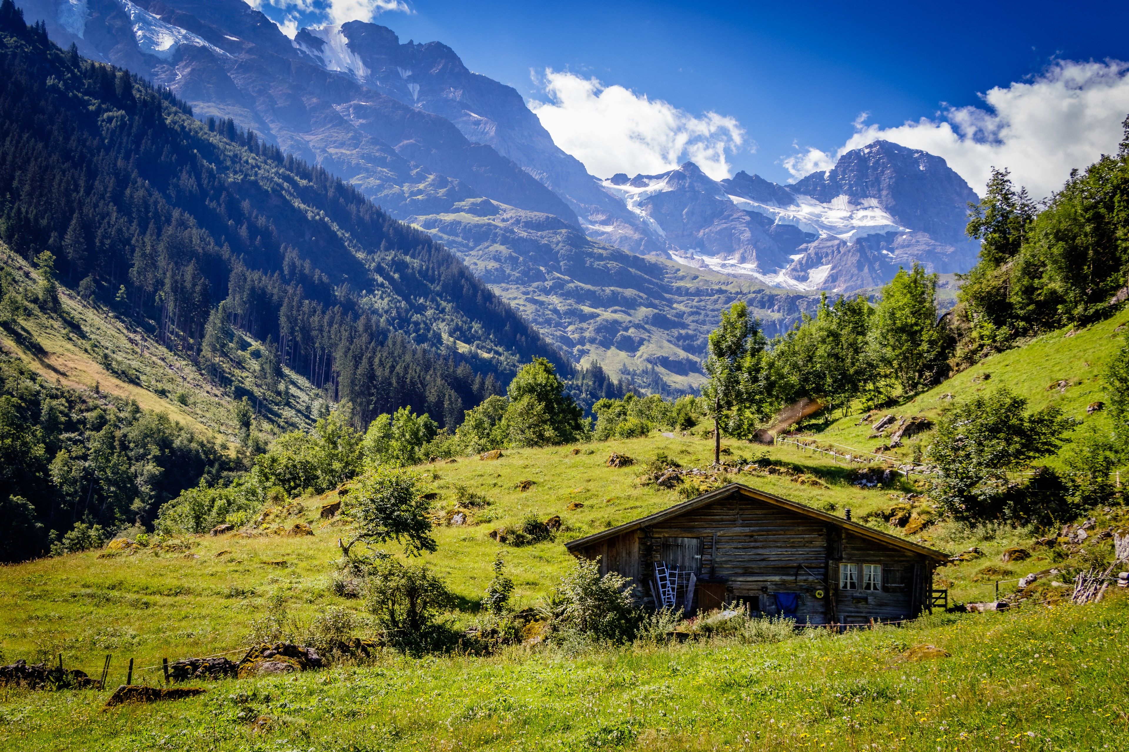 old-barn-in-the-beautiful-lauterbrunnen-valley-173087881