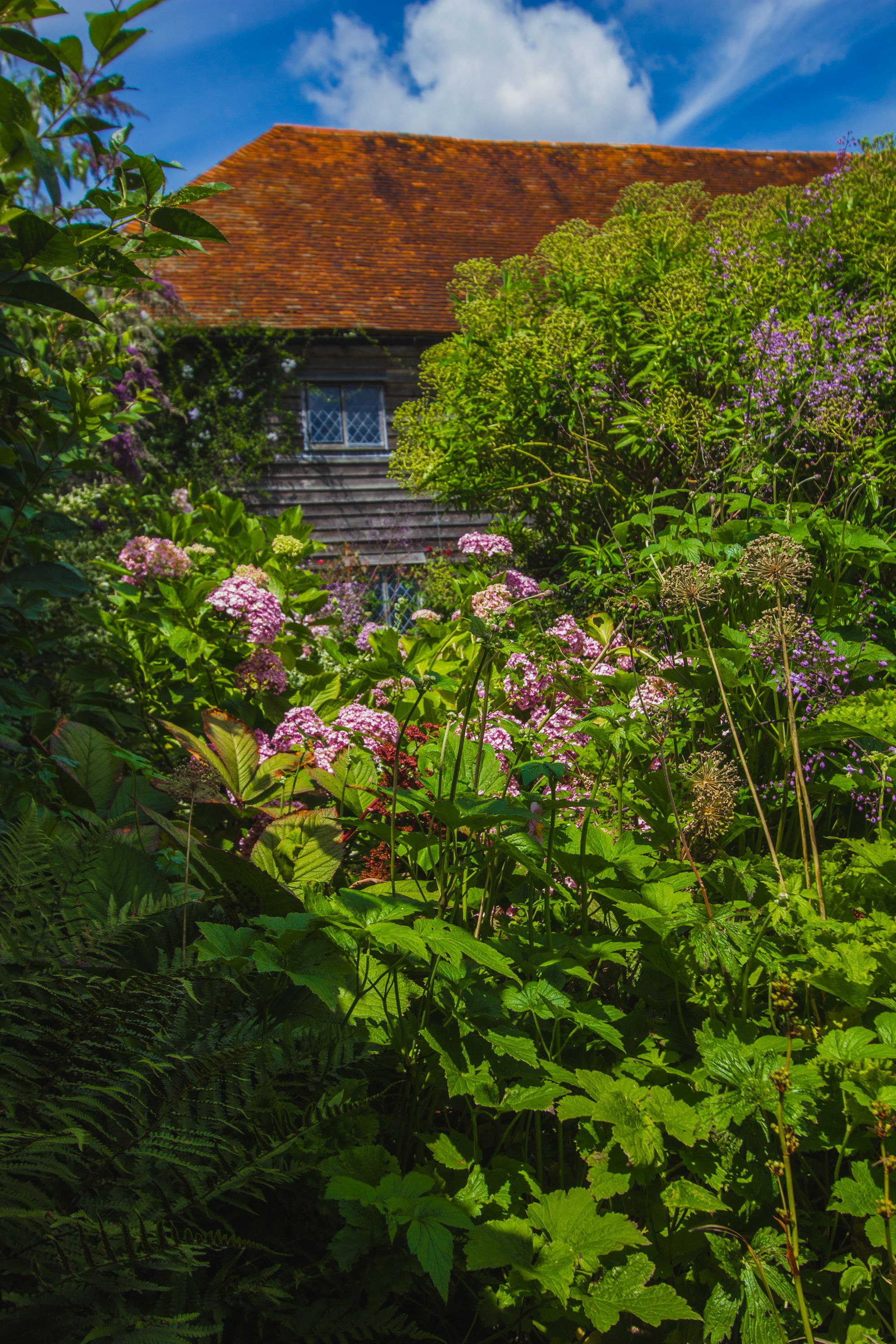 great-dixter-house-with-garden-in-foreground