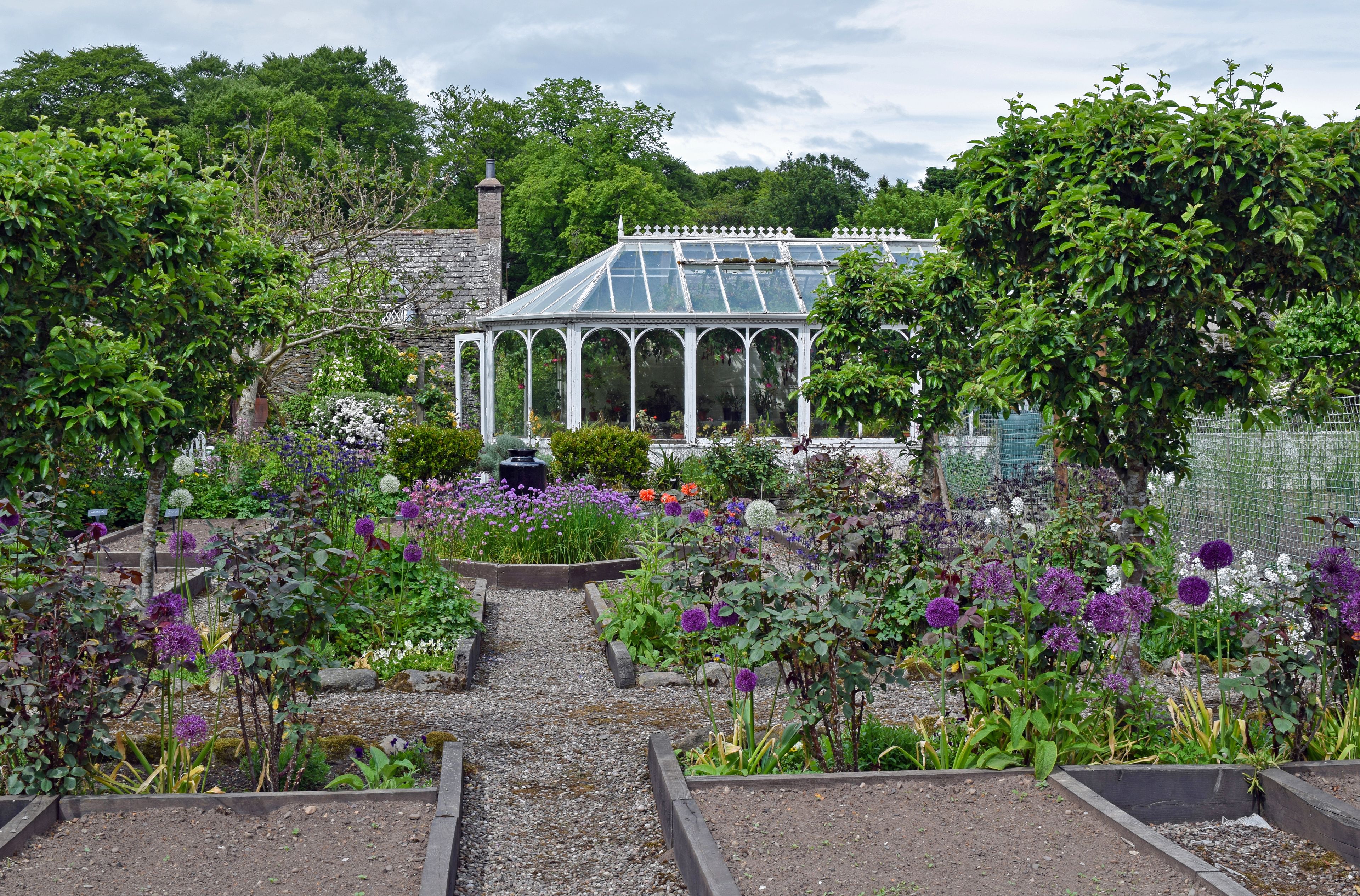England: The RHS Chelsea Flower Show and Classic English Gardens